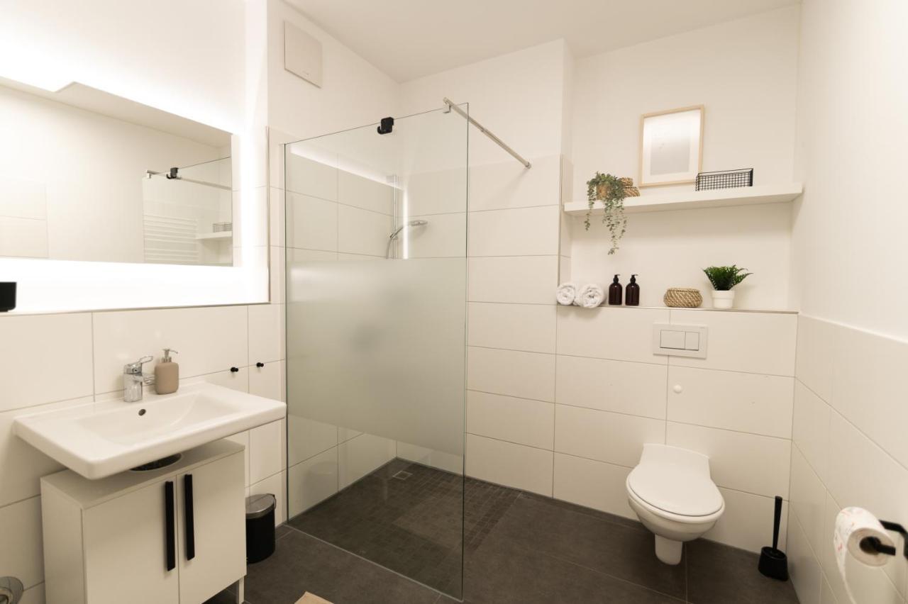 Dwellstay - Modernes Apartment I 55Qm I 2 Zimmer I Kueche I Bad I Terrasse I Tv I Wlan Bad Hersfeld Exterior foto
